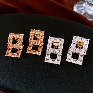 Boucles d'oreilles carrées géométriques plaquées or avec zircons champagne et transparents