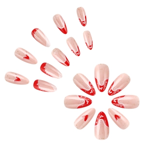 Unghie finte a mandorla french rosse e nude con cuori bianchi e glitter dorati eleganti