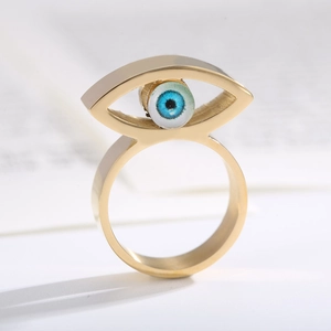 Makroaufnahme des goldenen Hip-Hop-Evil-Eye-Rings mit blauen Emaille-Details und Politur