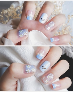 Détails d'autocollants pour ongles dégradés bleu clair avec marguerites blanches et fini brillant