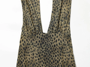 Detailansicht des Leopardenmusters und V-Ausschnitts auf dem modischen Chiffonkleid