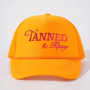 Détail de la casquette trucker orange avec broderie TANNED & Tipsy et corde décorative