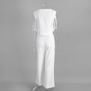 Rückansicht des weißen ärmellosen Leinen-Crop-Tops und der weit geschnittenen Hose