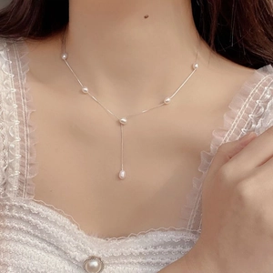 Nahaufnahme der S925 Sterlingsilber Y-Kette mit natürlichen Süßwasserperlen und Quasten