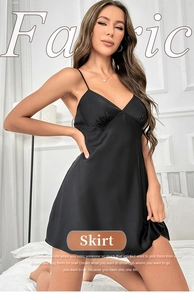 Détail d'une chemise de nuit en soie noire avec col en V et fines bretelles