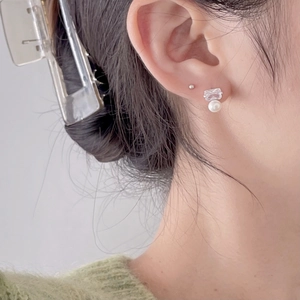 Elegant 925 silver stud earrings featuring a square zircon gemstone and round white pearl