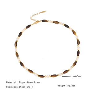 Vista plana de collar de ojo de tigre con detalles de latón y especificaciones técnicas