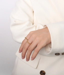 Détail d'une bague en acier inoxydable plaqué or 18 carats texturée sur le doigt