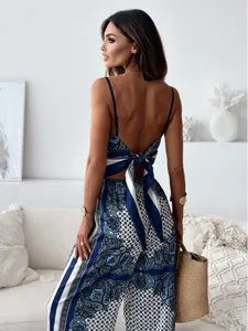 Détail du haut court à nouer dans le dos avec motif paisley bleu en tissu soyeux