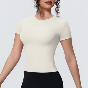 Détail d'un t-shirt de sport ajusté crème avec tissu respirant pour l'entraînement de yoga