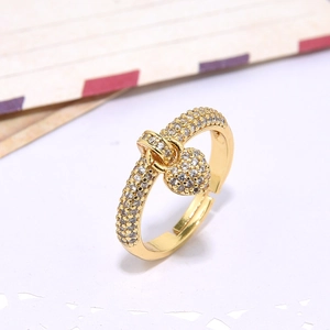 Anello regolabile dorato con ciondolo a cuore scintillante e zirconi bianchi