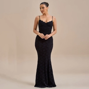 Détail d'une robe de soirée élégante en dentelle noire avec silhouette sirène ajustée