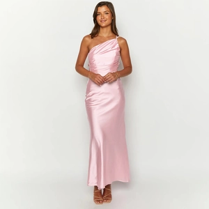 Robe longue élégante en satin rose à une épaule avec détails froncés et dos ouvert