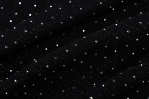 Détail du tissu en maille noire avec strass argentés brillants sur robe d'été sexy