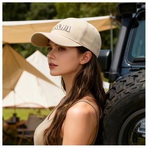 Vue latérale de la casquette beige avec broderie 3D lors d'une séance de camping
