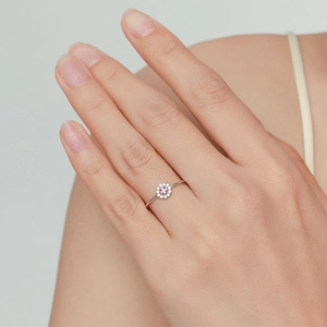 Bague marguerite élégante en argent S925 avec pierre rose portée au doigt