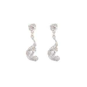 Détail d'une boucle d'oreille rose argentée avec texture métal et perle blanche centrale
