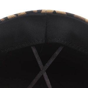 Vue intérieure de la casquette léopard montrant le bandeau et le ruban élastique