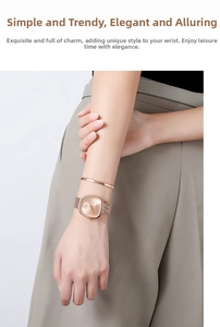 Roségoldene quadratische Quarzuhr und schlankes Armband-Set am Handgelenk der Frau