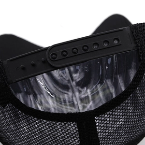 Dettaglio della chiusura snapback regolabile su cappello da pesca in rete nera