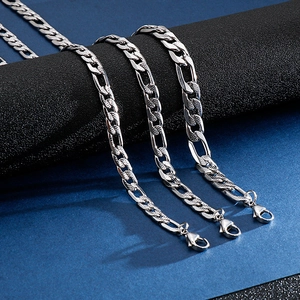 Gros plan sur trois colliers Figaro argentés avec motifs texturés et fermoirs mousqueton