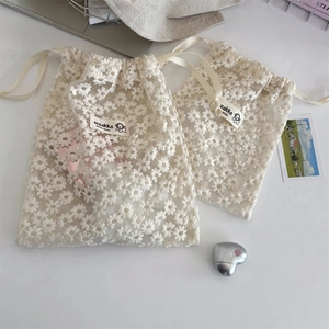 Set di due sacchetti in pizzo a margherita con coulisse per viaggio e cosmetici