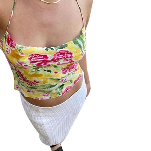 Trägertop mit Blumenmuster in Gelb und Rosa, ärmelloses Oberteil für den Sommerurlaub