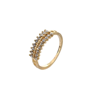 Anello elegante in titanio dorato con doppia fila di cristalli e motivi traforati laterali