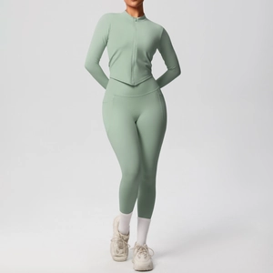 Détail de l'ensemble de yoga vert sauge avec veste zippée cintrée et legging avec poche latérale