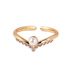 Detail of V-shaped gold ring featuring a central white pearl and micro-pave zircons