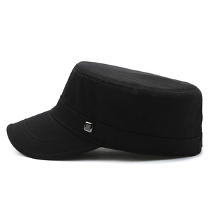 Casquette militaire noire classique pour homme avec dessus plat et décor en métal