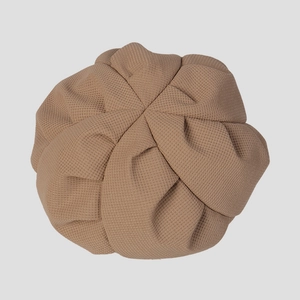 Vue de dessus du béret marron en maille gaufrée montrant la structure cousue en 3D