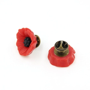 Détails avant et arrière des broches coquelicot en résine rouge avec fermoir en bronze