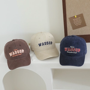 Trois casquettes de baseball brodées en coton marron, beige et marine sur un support blanc