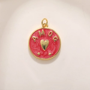 Pendentif rond doré en émail rouge avec inscription Amor et un petit coeur