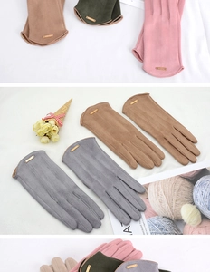 Mehrfarbige Wildlederhandschuhe mit warmem Fleecefutter und eleganter Metallschnalle Detail