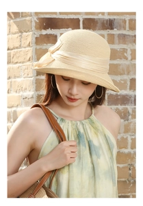Détail d'un chapeau en paille de qualité avec ruban en soie et texture tissée fine