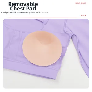 Détail du haut de yoga violet avec coussinets amovibles et marquage de taille XS visible