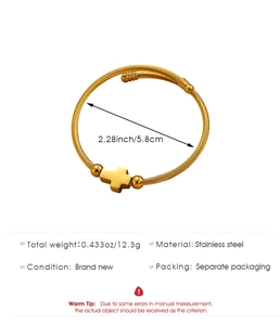 Detalle de brazalete de acero inoxidable dorado en espiral con cruz y dimensiones
