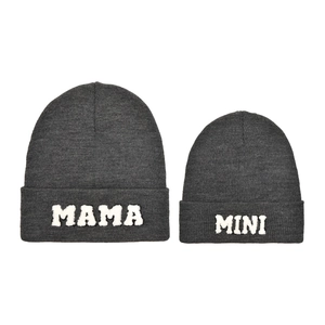 Dettaglio set berretti in maglia grigio antracite per genitore e bimbo con ricamo MAMA MINI