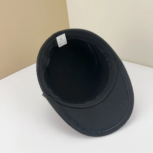 Vue détaillée de l'intérieur d'une casquette noire avec étiquette de taille et coutures