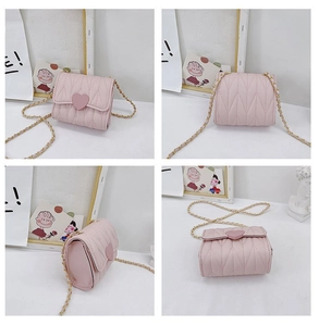 Mini borsa trapuntata rosa per bambina con fibbia a cuore e tracolla a catena, dettagli