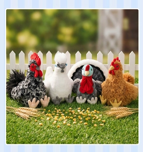 Dettaglio di quattro peluche di pollame realistici con texture morbide in un giardino