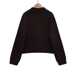 Vue arrière du gilet en tricot classique à double boutonnage en bordeaux foncé avec revers