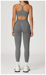 Détail du legging de yoga gris sans couture taille haute avec effet push-up et brassière sport