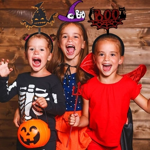 Vue détaillée de serre-têtes d'Halloween en feutre avec château hanté et motifs BOO