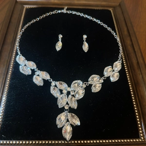 Set gioielli in argento con collana e orecchini di cristallo su cornice di velluto