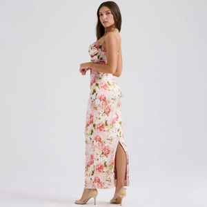 Slim fit pink floral maxi dress with spaghetti straps and side slit for a summer look