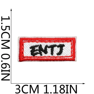 Détail d'un écusson brodé ENTJ bord rouge avec dimensions de 1,5 cm sur 3 cm