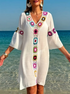 Boho wit gehaakt strandjurkje met bloemenborduursels en zijsplitjes voor de zomervakantie